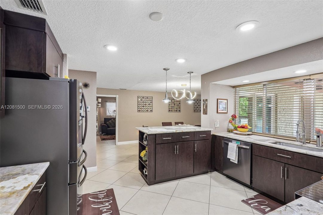 For Sale: $700,000 (5 beds, 2 baths, 2094 Square Feet)