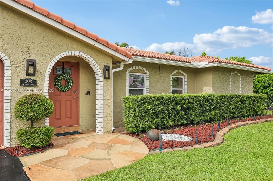 For Sale: $700,000 (5 beds, 2 baths, 2094 Square Feet)