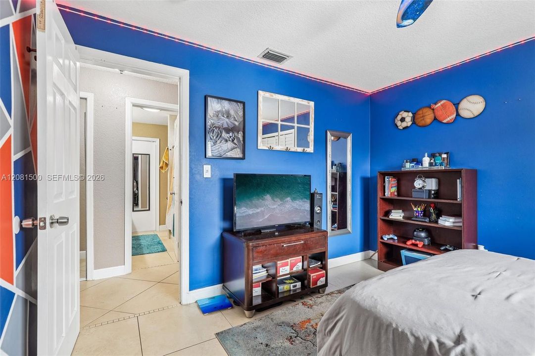 For Sale: $700,000 (5 beds, 2 baths, 2094 Square Feet)
