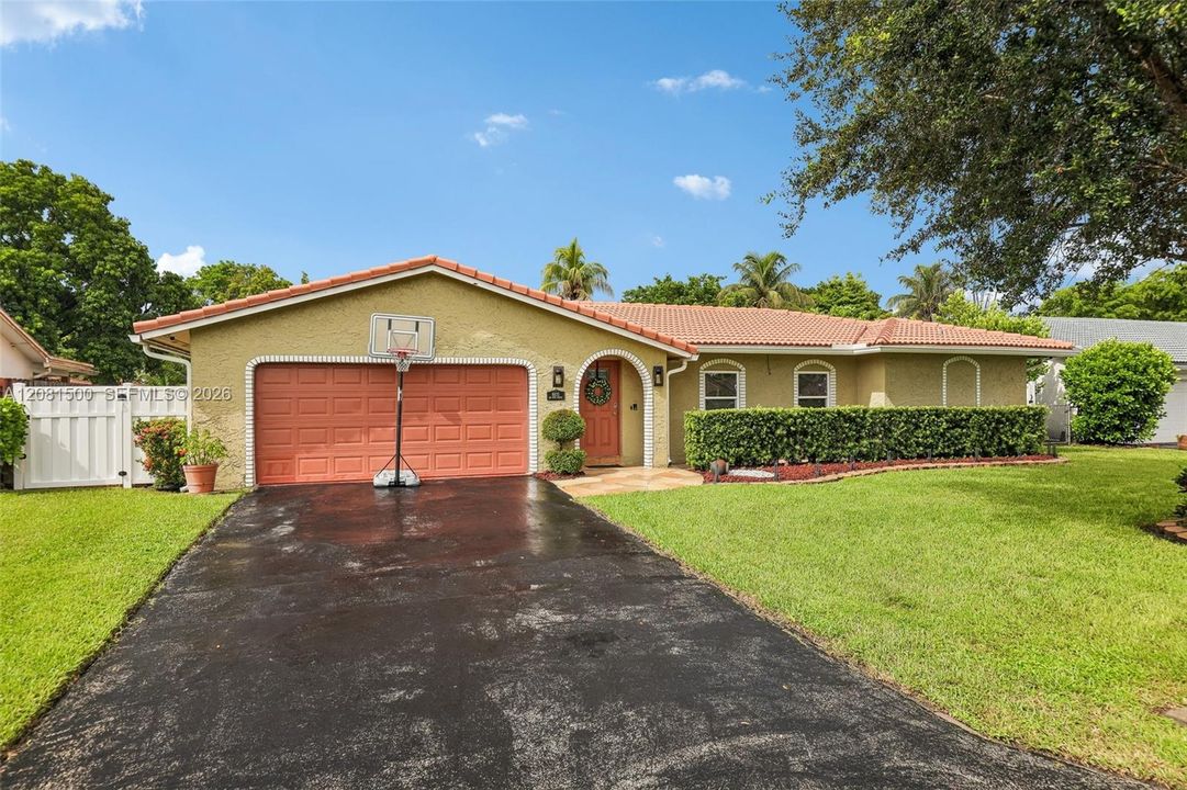 For Sale: $700,000 (5 beds, 2 baths, 2094 Square Feet)