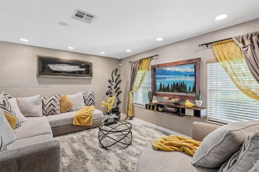 For Sale: $700,000 (5 beds, 2 baths, 2094 Square Feet)