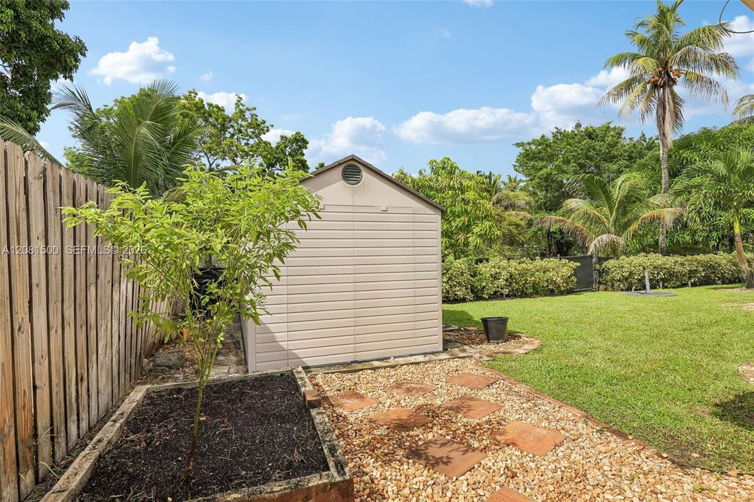 For Sale: $700,000 (5 beds, 2 baths, 2094 Square Feet)
