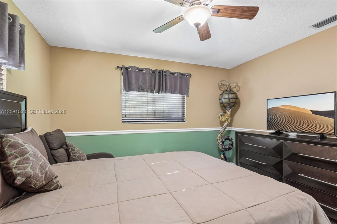 For Sale: $700,000 (5 beds, 2 baths, 2094 Square Feet)