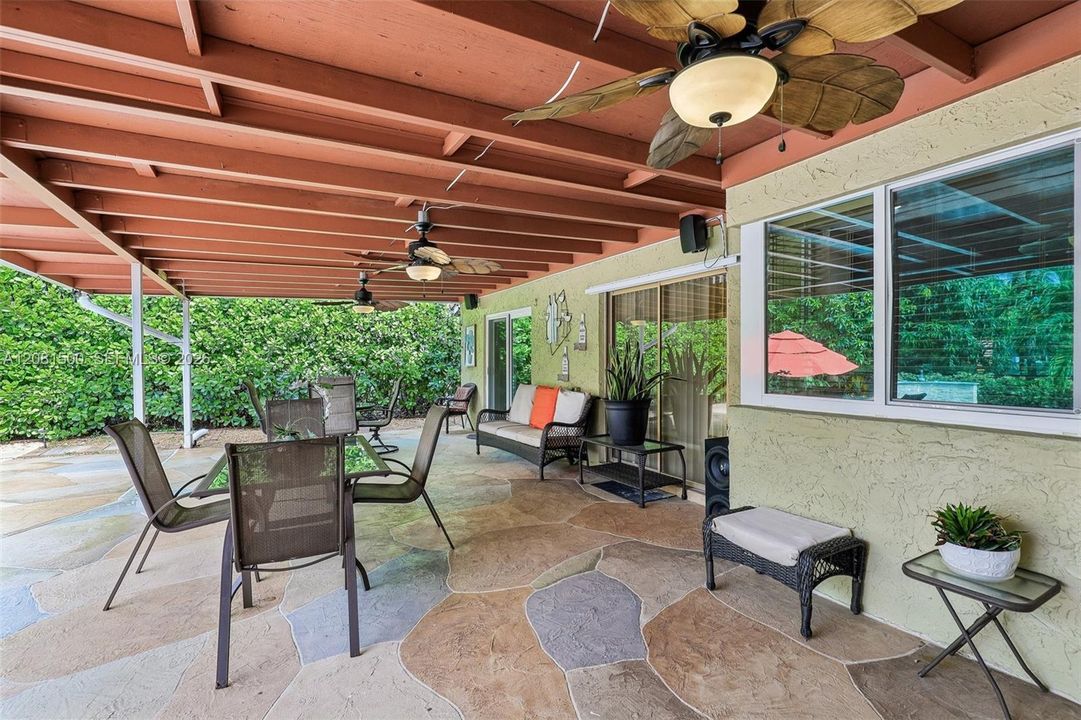For Sale: $700,000 (5 beds, 2 baths, 2094 Square Feet)