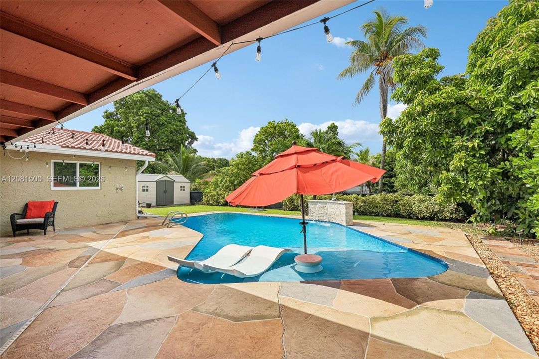 For Sale: $700,000 (5 beds, 2 baths, 2094 Square Feet)