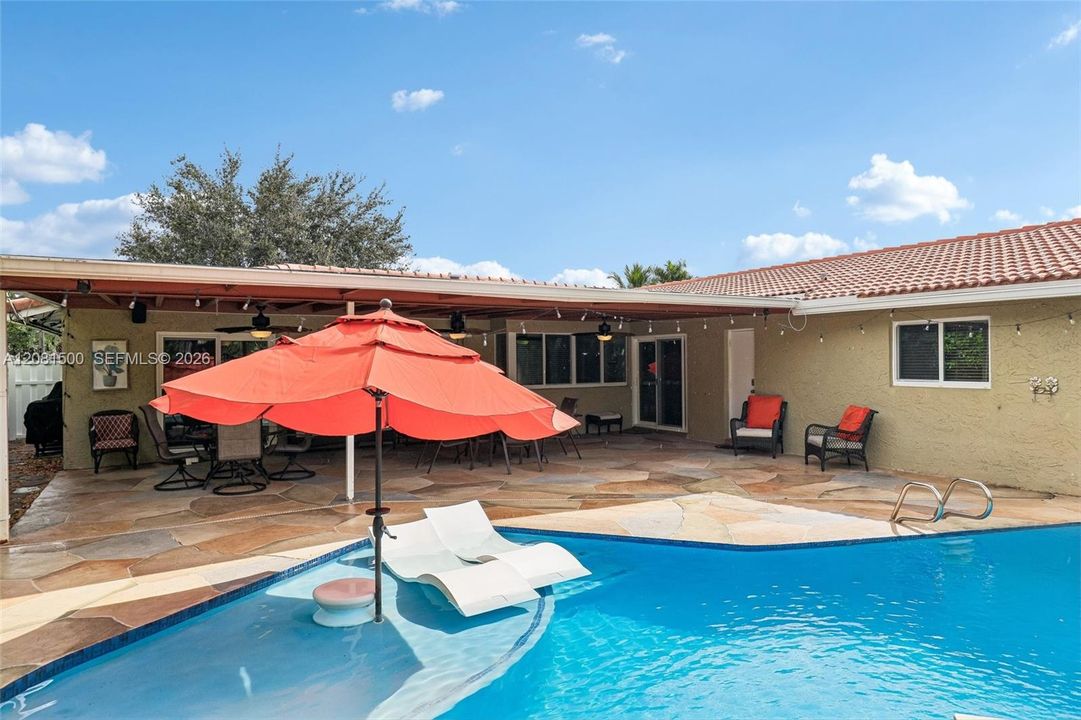 For Sale: $700,000 (5 beds, 2 baths, 2094 Square Feet)