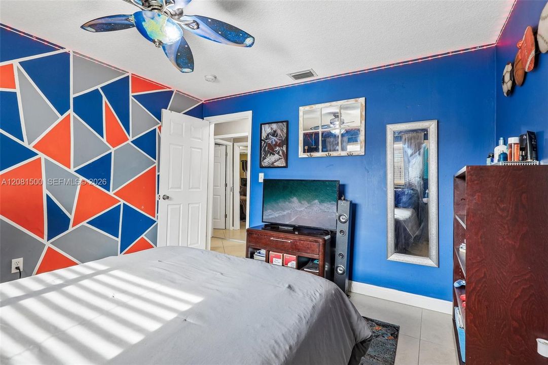 For Sale: $700,000 (5 beds, 2 baths, 2094 Square Feet)