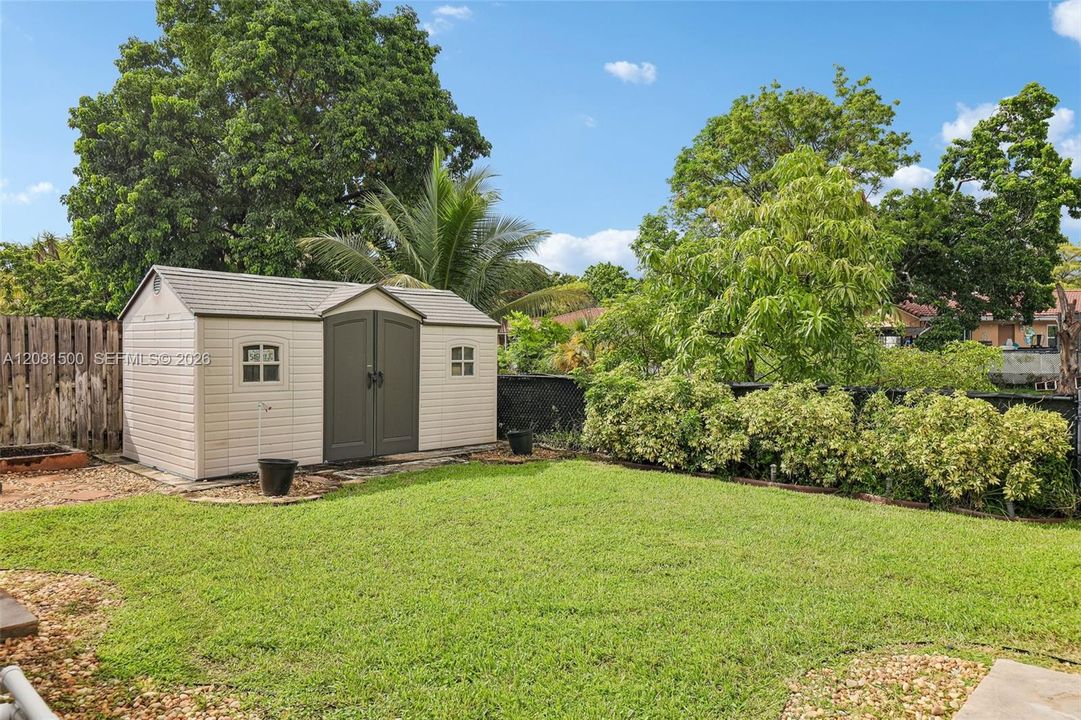 For Sale: $700,000 (5 beds, 2 baths, 2094 Square Feet)