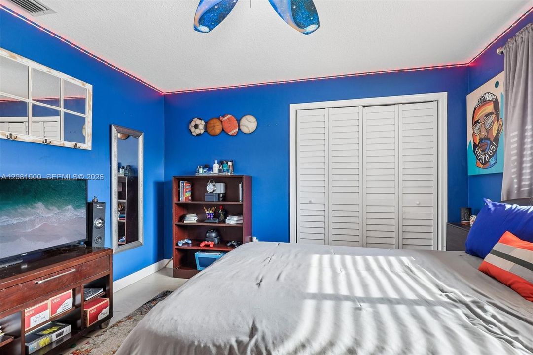For Sale: $700,000 (5 beds, 2 baths, 2094 Square Feet)