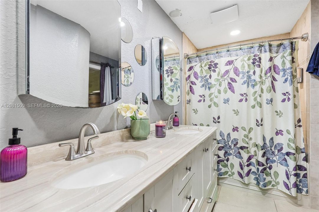 For Sale: $700,000 (5 beds, 2 baths, 2094 Square Feet)