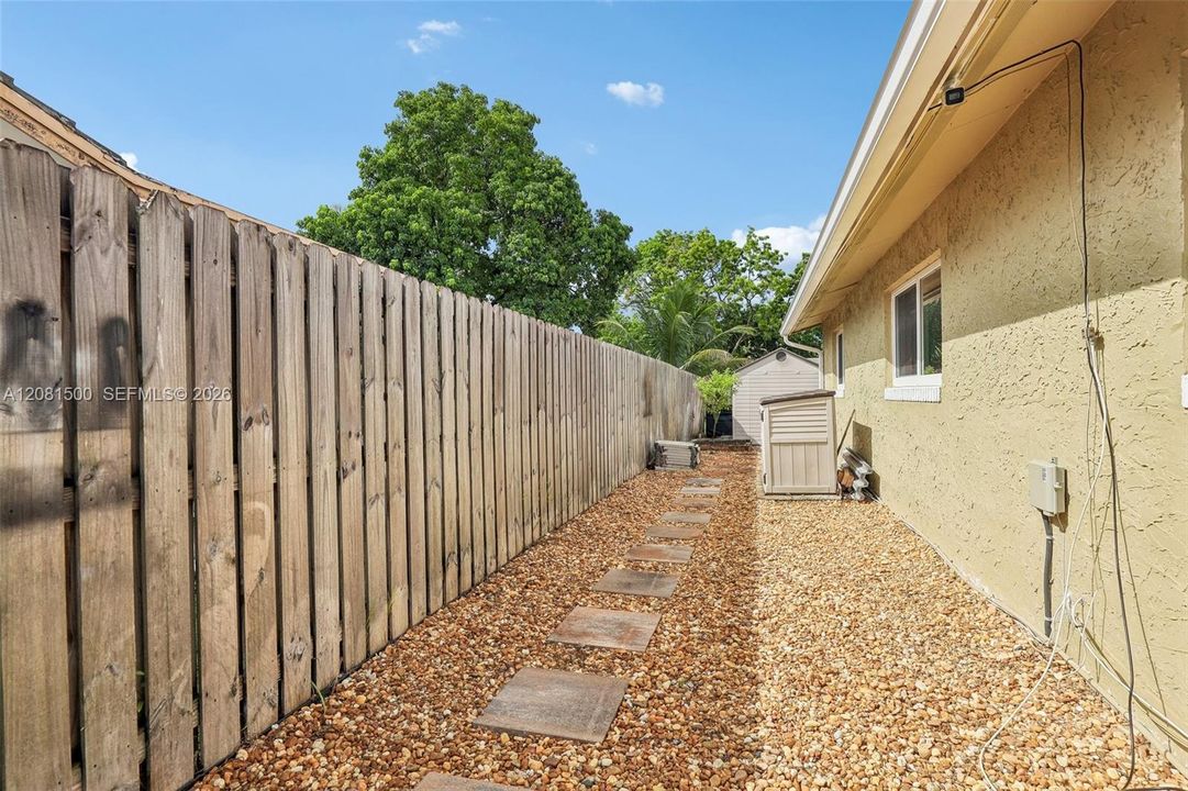 For Sale: $700,000 (5 beds, 2 baths, 2094 Square Feet)