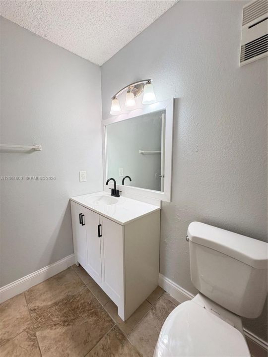 For Rent: $2,400 (2 beds, 2 baths, 979 Square Feet)