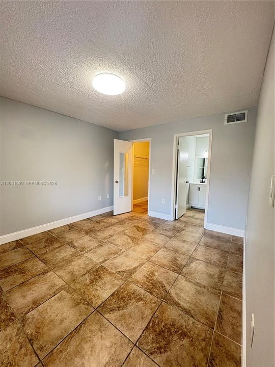 For Rent: $2,400 (2 beds, 2 baths, 979 Square Feet)