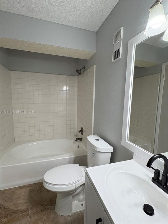 For Rent: $2,400 (2 beds, 2 baths, 979 Square Feet)