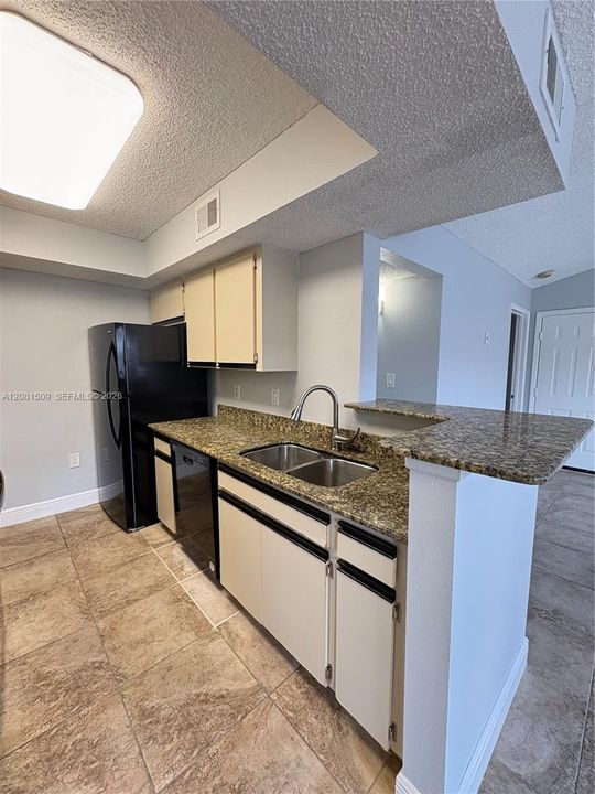 For Rent: $2,400 (2 beds, 2 baths, 979 Square Feet)