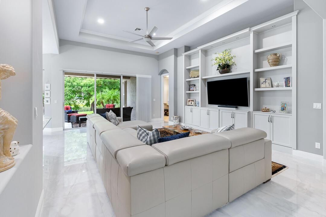 724 SW Pebble Lane-14