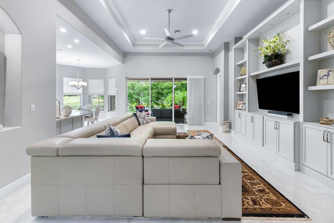 724 SW Pebble Lane-13