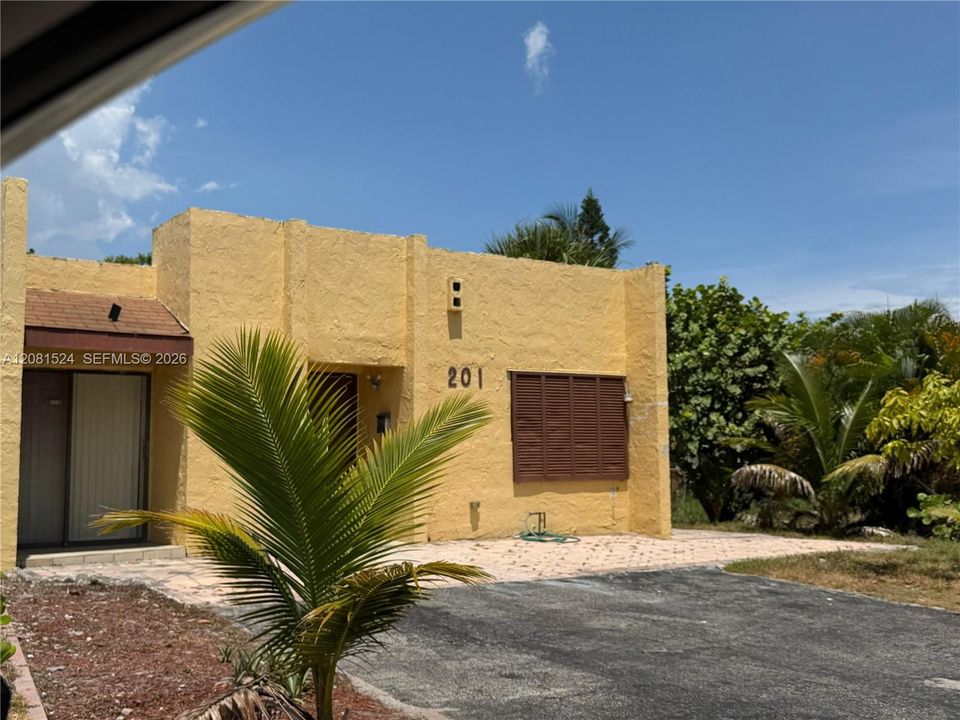 For Rent: $2,950 (4 beds, 2 baths, 1308 Square Feet)
