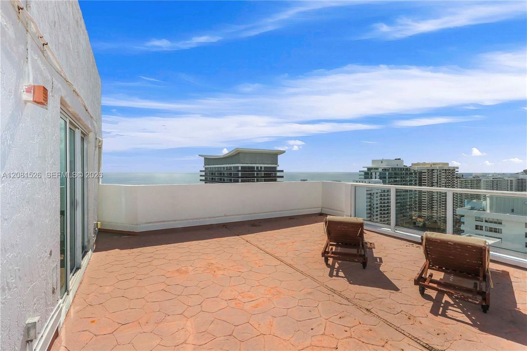 En Venta: $1,800,000 (3 camas, 3 baños, 1680 Pies cuadrados)