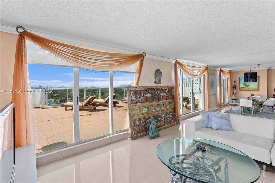 En Venta: $1,800,000 (3 camas, 3 baños, 1680 Pies cuadrados)