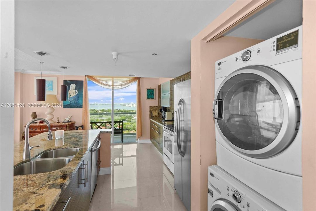 En Venta: $1,800,000 (3 camas, 3 baños, 1680 Pies cuadrados)