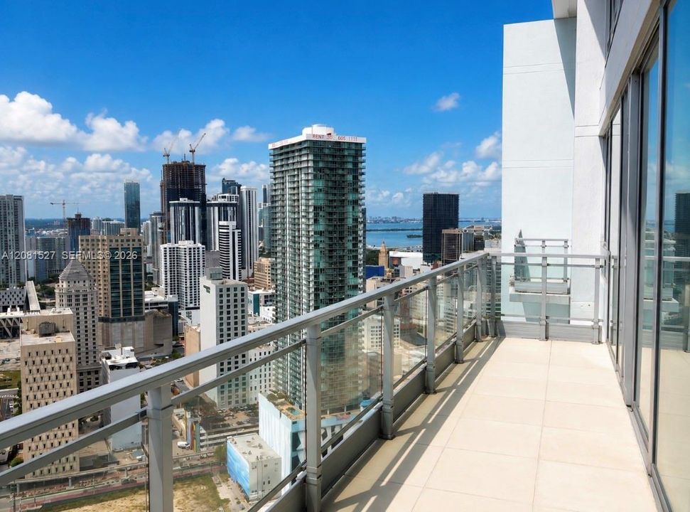 В аренду: $3,900 (2 спален, 2 ванн, 1079 Квадратных фут)