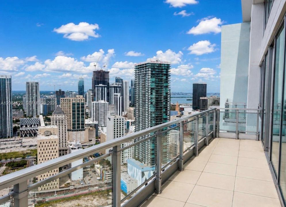 В аренду: $3,900 (2 спален, 2 ванн, 1079 Квадратных фут)