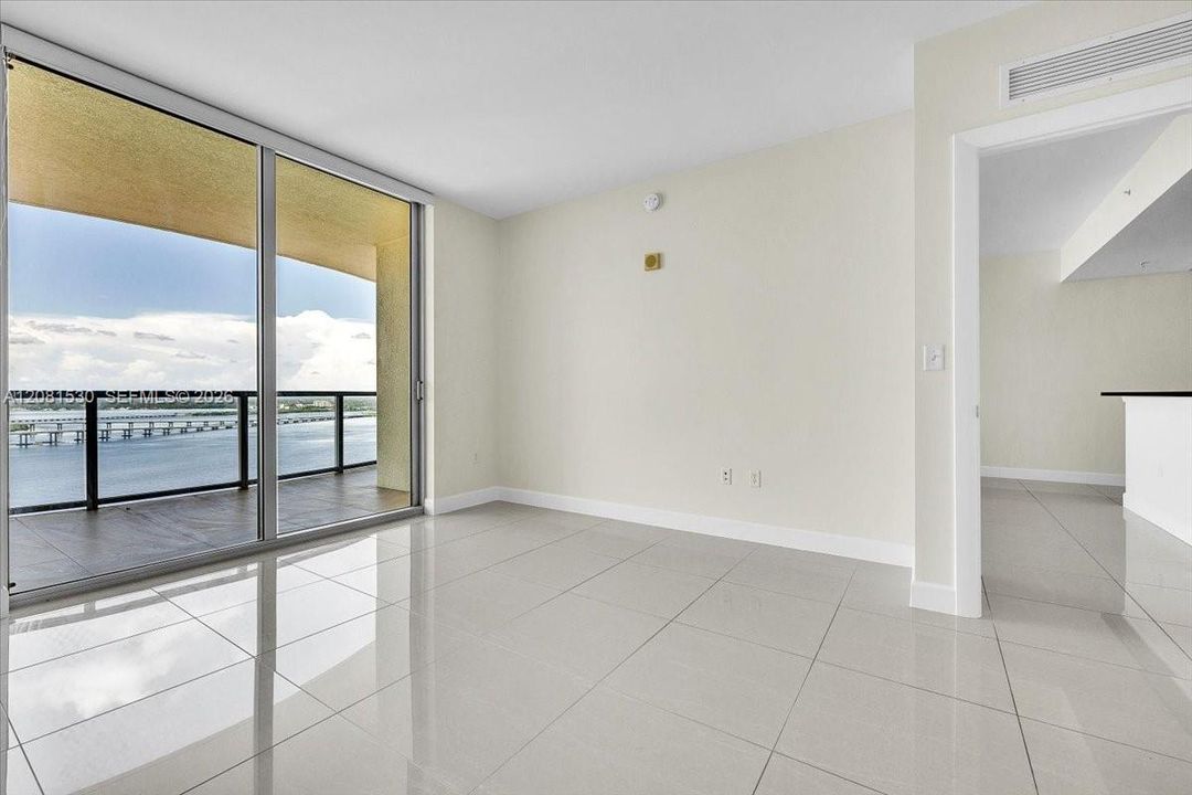 For Sale: $250,000 (2 beds, 2 baths, 1180 Square Feet)