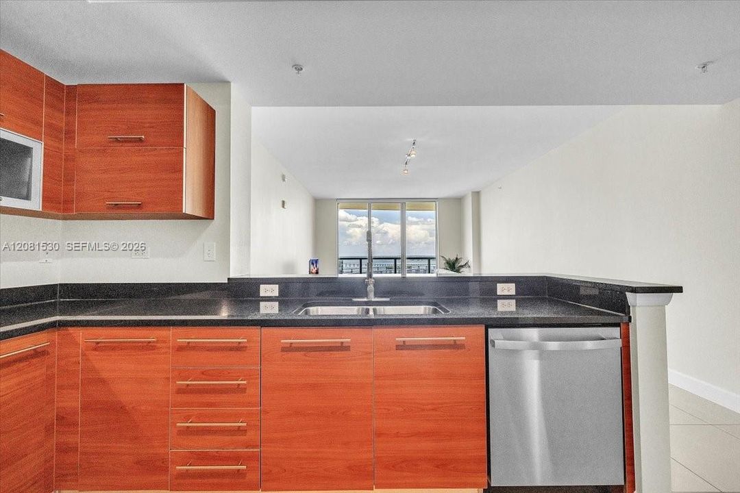 For Sale: $250,000 (2 beds, 2 baths, 1180 Square Feet)
