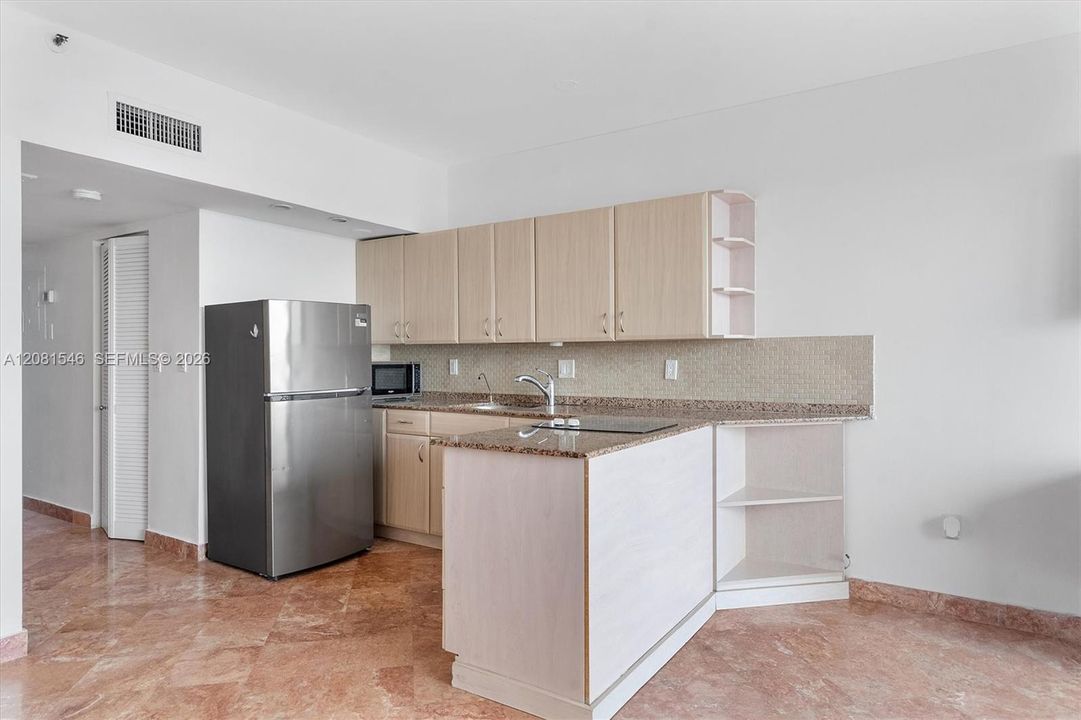 For Rent: $2,150 (0 beds, 1 baths, 400 Square Feet)