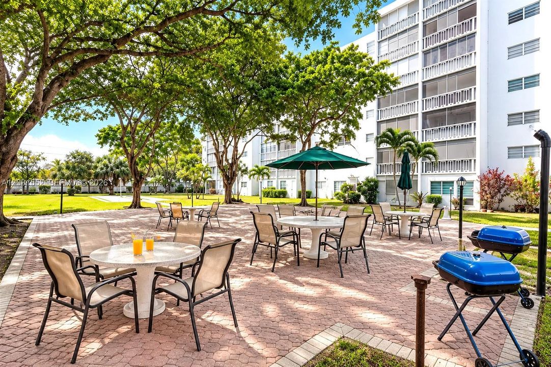 For Rent: $2,300 (2 beds, 2 baths, 1092 Square Feet)