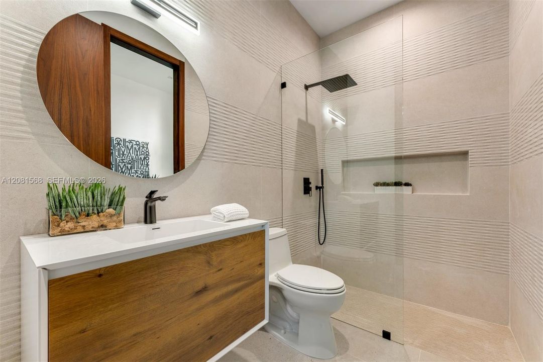 For Sale: $5,995,000 (6 beds, 7 baths, 5696 Square Feet)