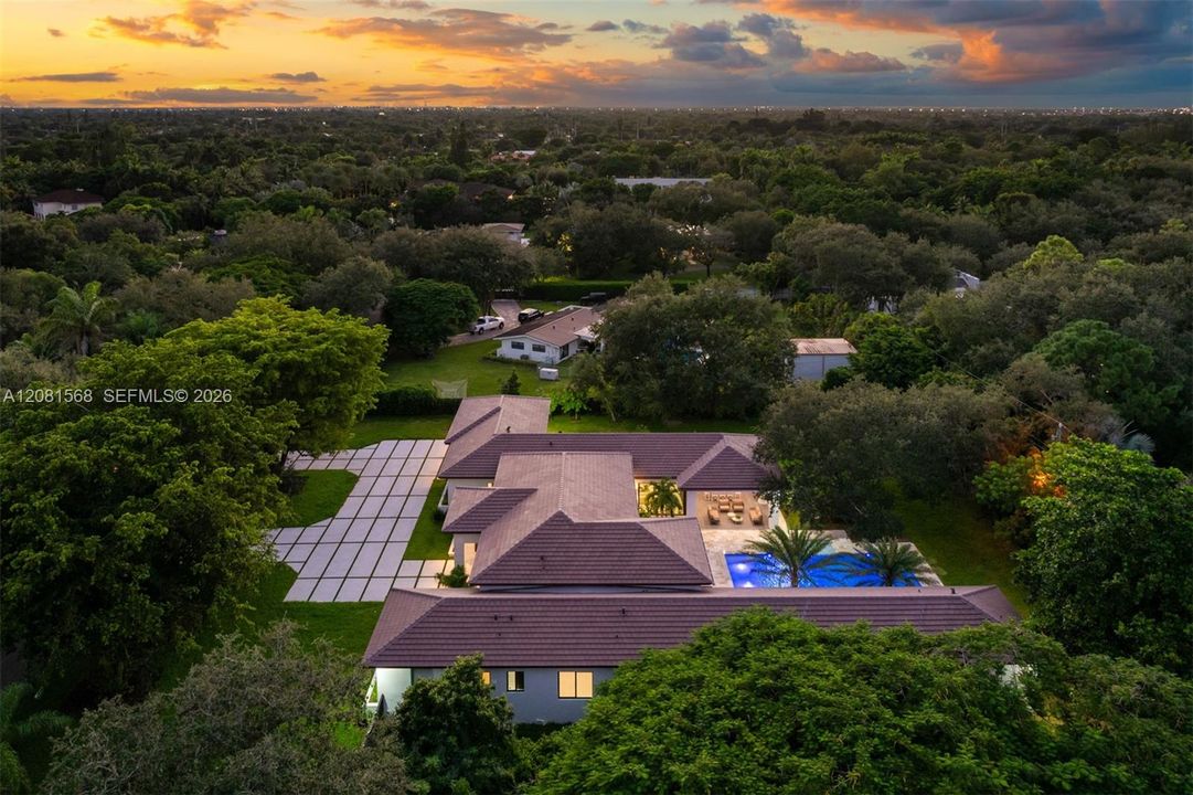 For Sale: $5,995,000 (6 beds, 7 baths, 5696 Square Feet)