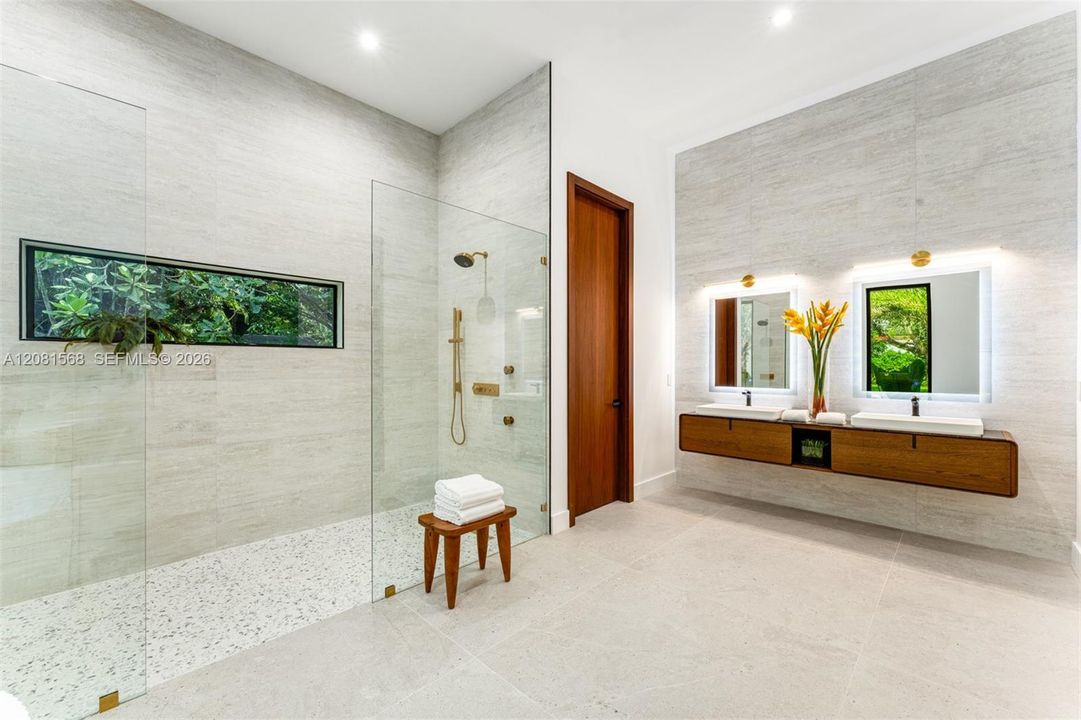 For Sale: $5,995,000 (6 beds, 7 baths, 5696 Square Feet)