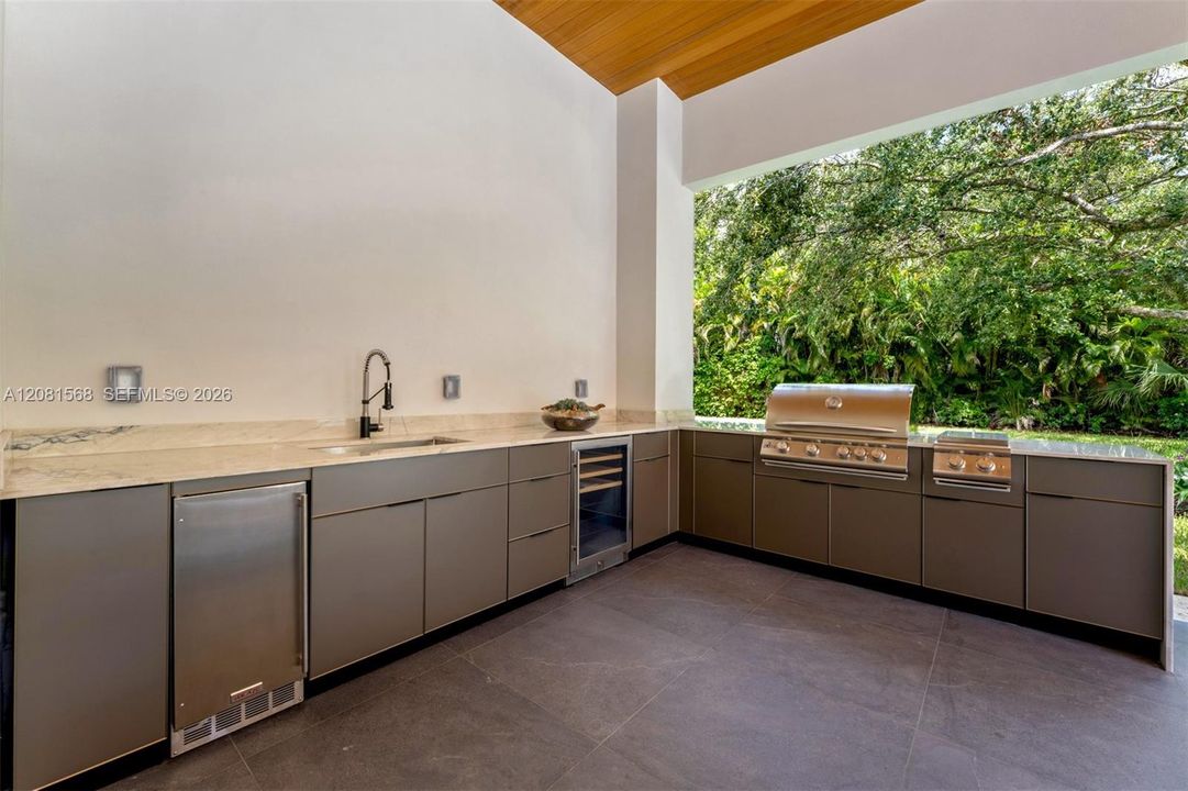 For Sale: $5,995,000 (6 beds, 7 baths, 5696 Square Feet)