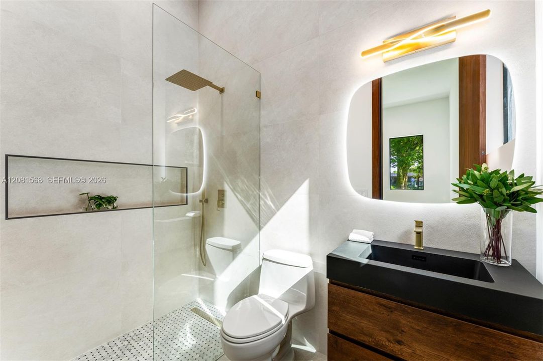 For Sale: $5,995,000 (6 beds, 7 baths, 5696 Square Feet)