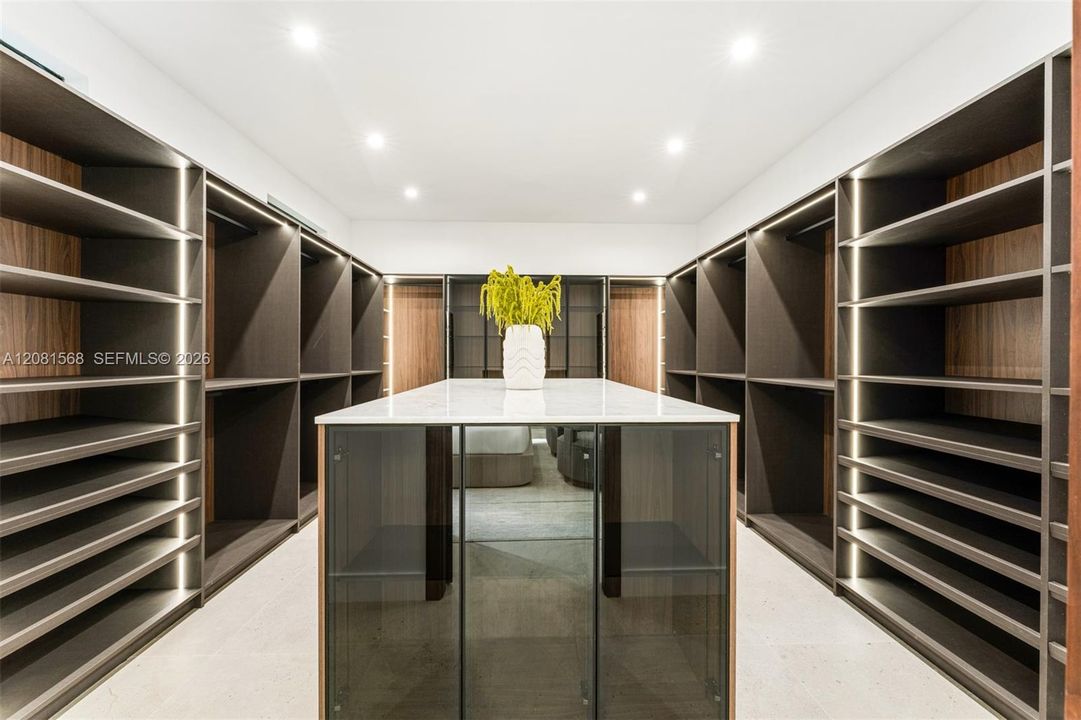For Sale: $5,995,000 (6 beds, 7 baths, 5696 Square Feet)