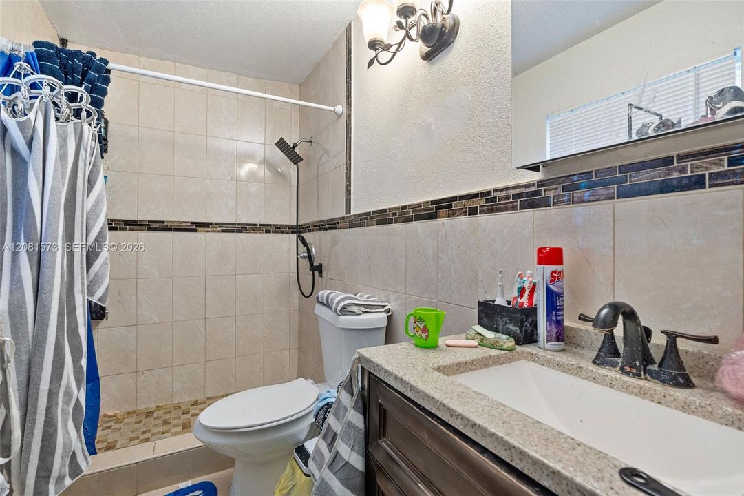 En Venta: $615,000 (5 camas, 3 baños, 1872 Pies cuadrados)