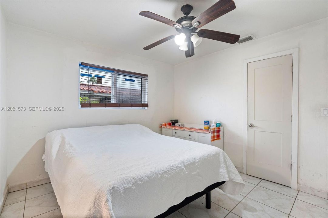 En Venta: $615,000 (5 camas, 3 baños, 1872 Pies cuadrados)