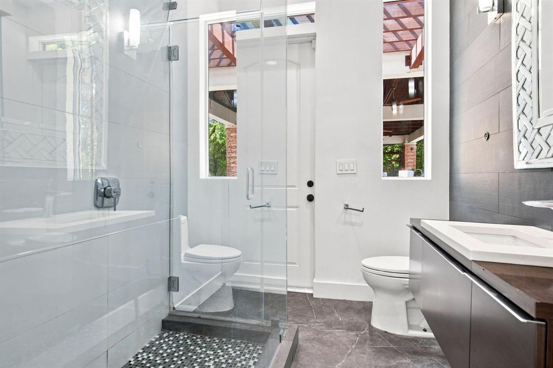 Guest Bath-Steam (1)