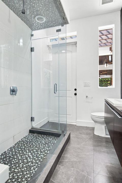 Guest Bath-Steam (2)