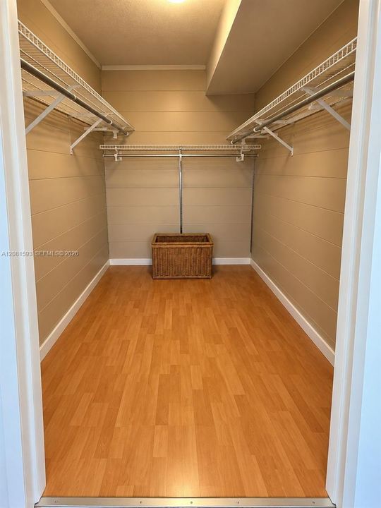 For Sale: $189,999 (1 beds, 1 baths, 670 Square Feet)
