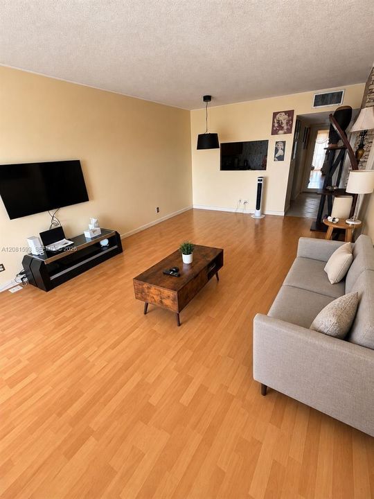 For Sale: $189,999 (1 beds, 1 baths, 670 Square Feet)