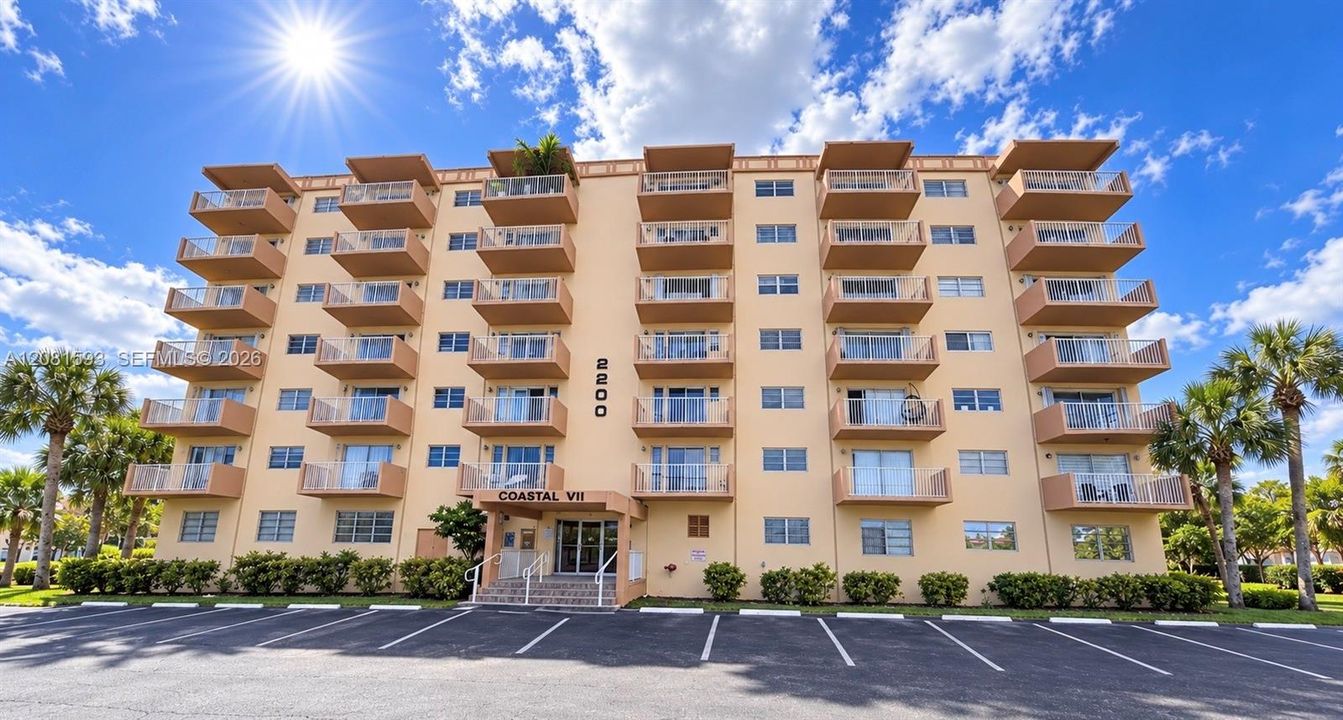 For Sale: $189,999 (1 beds, 1 baths, 670 Square Feet)