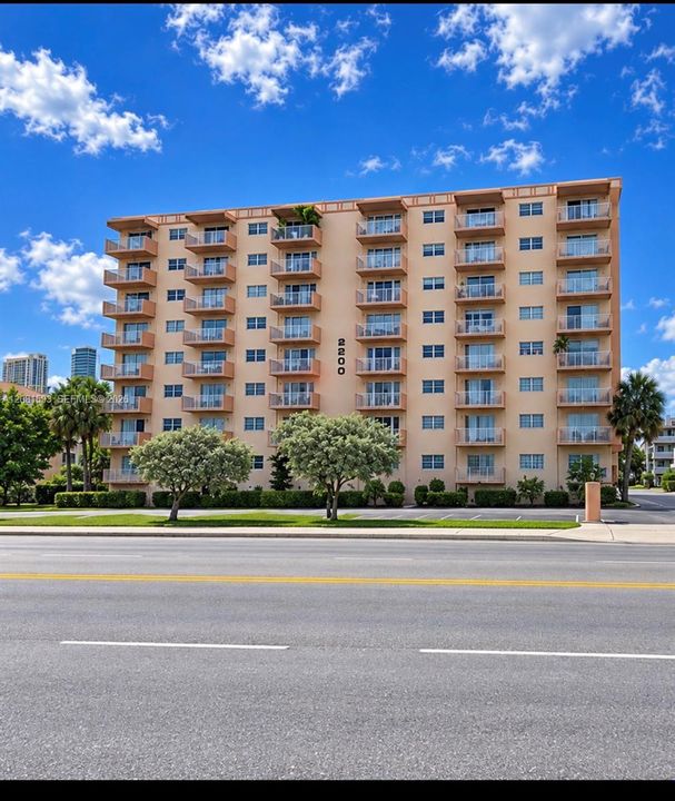 For Sale: $189,999 (1 beds, 1 baths, 670 Square Feet)