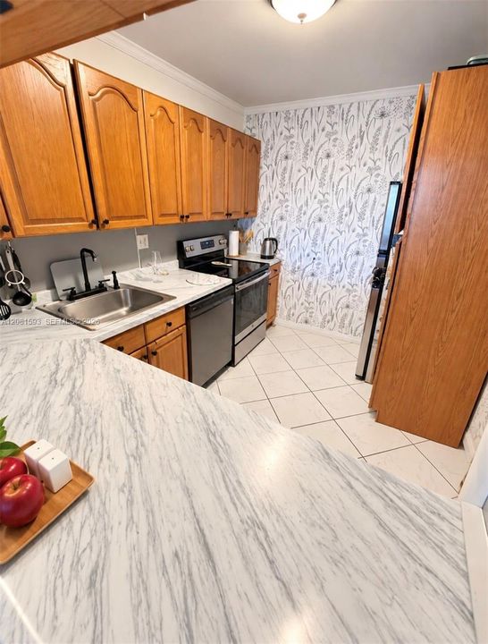 For Sale: $189,999 (1 beds, 1 baths, 670 Square Feet)