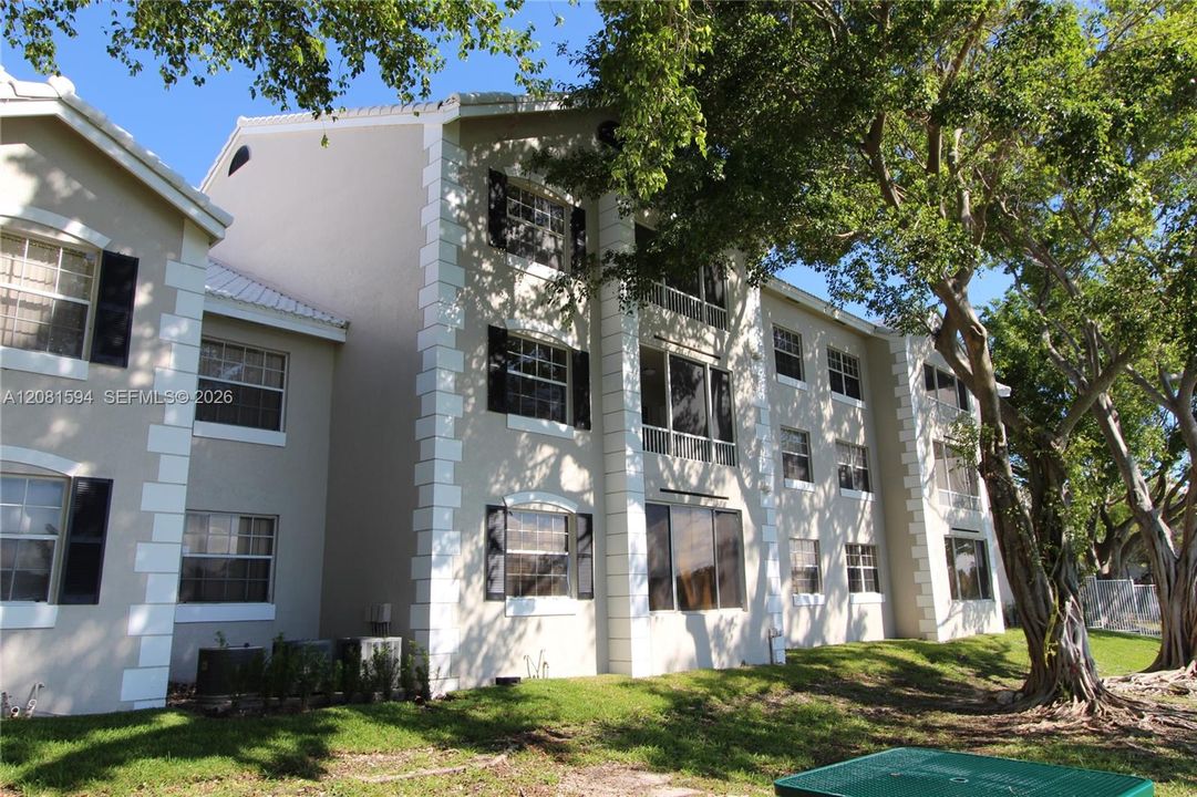 For Rent: $1,975 (2 beds, 2 baths, 992 Square Feet)