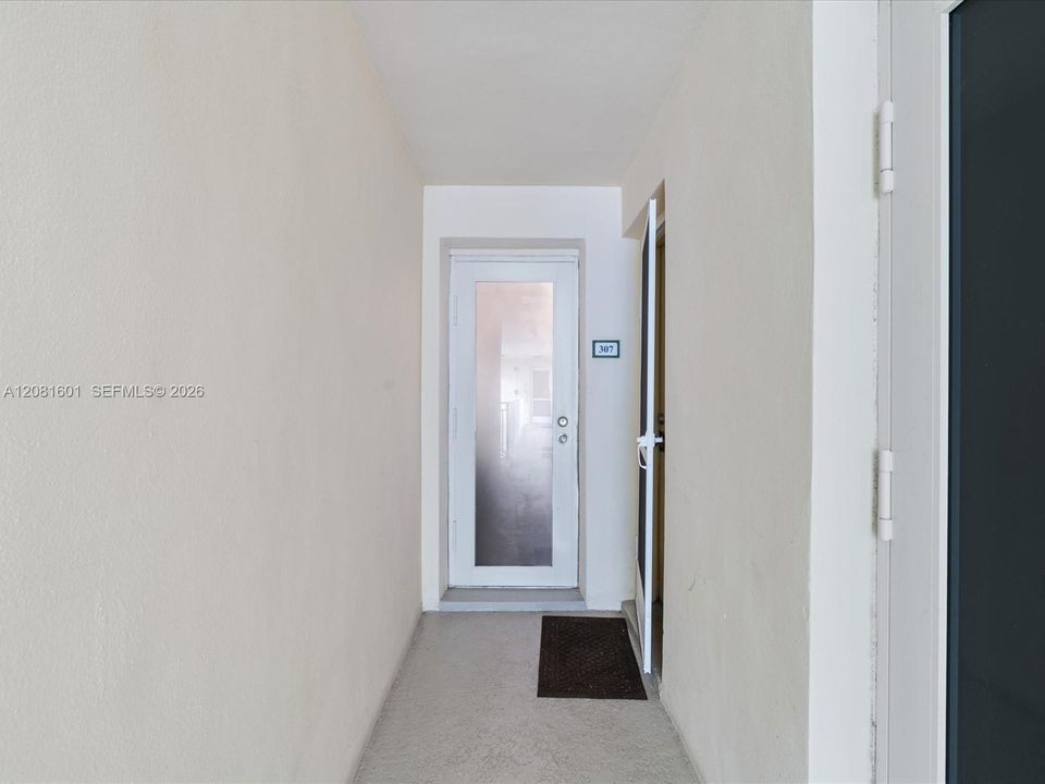 For Sale: $489,000 (1 beds, 1 baths, 676 Square Feet)