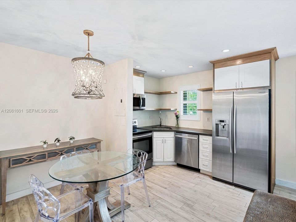 For Sale: $489,000 (1 beds, 1 baths, 676 Square Feet)