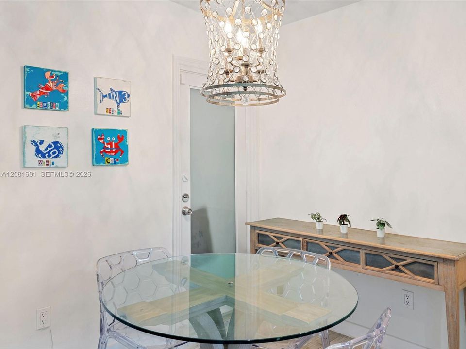 For Sale: $489,000 (1 beds, 1 baths, 676 Square Feet)